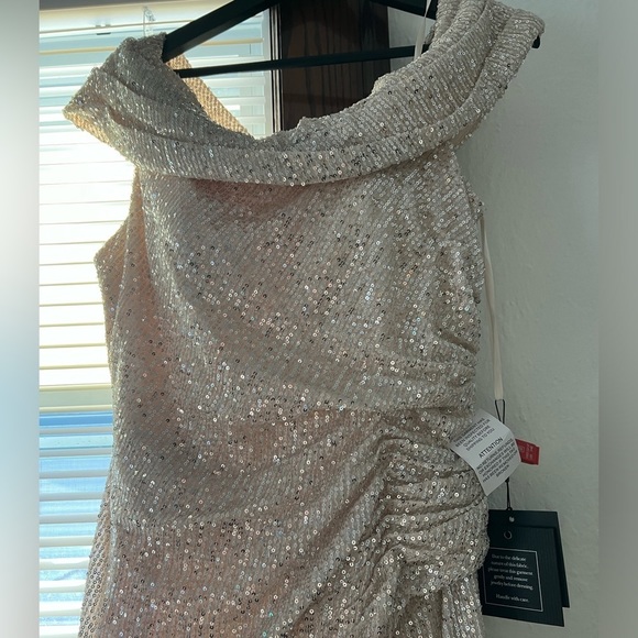 Mac Duggal Gold One Shoulder ruched Sequined Dress Style 26550 Size 8 - Picture 9 of 9